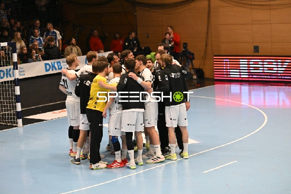Teamkreis mit Harald Reinkind (6; THW Kiel) und Lukas Zerbe (24; THW Kiel)