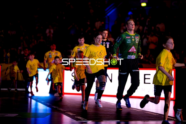 Spieler-Einlauf mit David Späth (29;Rhein Neckar Löwen), Tim Nothdurft (8;Rhein Neckar Löwen), Steven Plucnar Jacobsen (9;Rhein Neckar Löwen)