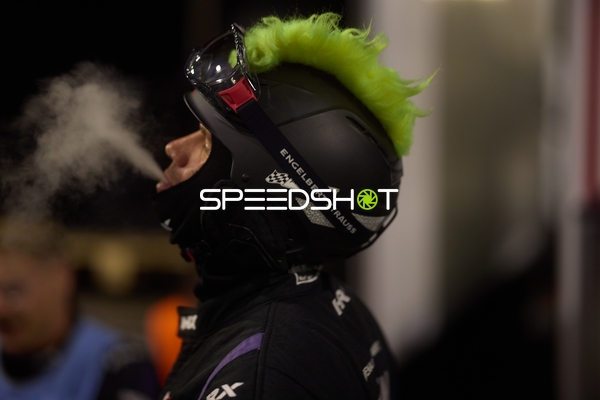 Rennfahrer in der Boxengasse