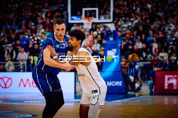 Zweikampf zwischen Spielern während eines Basketballspiels.