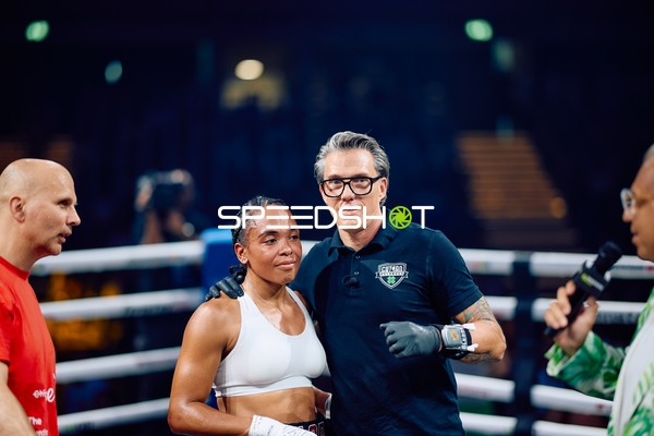 Boxerin mit Trainer in Ringside Zone