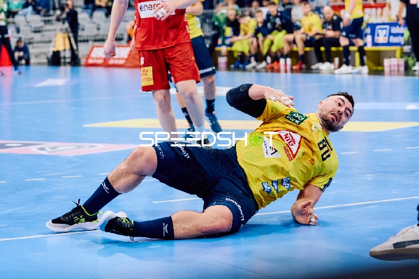 Spieler von Rhein-Neckar Löwen ist auf dem Boden