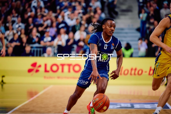 Spieler der MLP Academics Heidelberg dribbelt beim Spiel gegen Alba Berlin