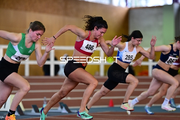 Start des Hallenlaufs mit Greif Julia (486; TuS Fortuna 1884 Saarburg) und Weber Antonia (285; LG Idar-Oberstein)