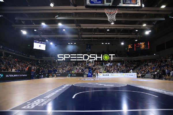 Weitwinkel-Aufnahme der Arena mit Publikum