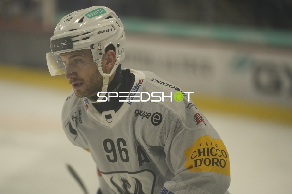 Andrea Glauser (96; Fribourg-Gotteron) fokussiert