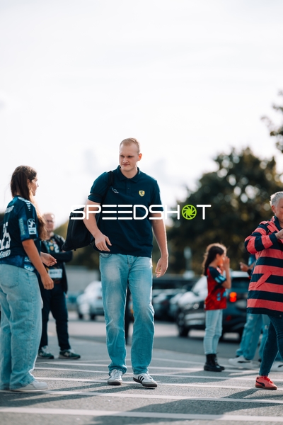 Personen vor der SAP Arena