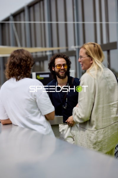 Ringside-Zone Face-Off