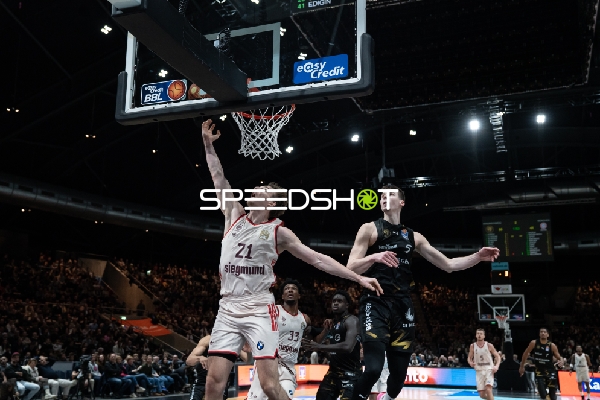 Spielaktion mit Luka Ščuka (5; Basketball Löwen Braunschweig) am Korb