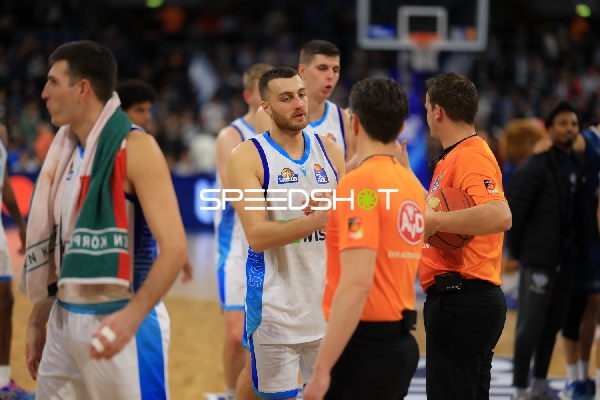 Szene mit Jacob Knauf (25; Frankfurt Skyliners), Radii Caisin (16; Frankfurt Skyliners) und Ryan Hawkins (33; Frankfurt Skyliners)