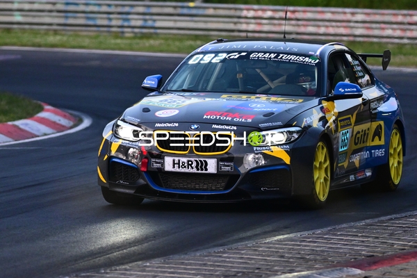 Fahrzeug #665 auf der Rennstrecke