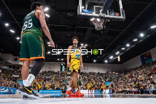 Brandon Tischler (24; MHP Riesen Ludwigsburg) und Eli Brooks (55; Gladiators Trier) auf dem Spielfeld