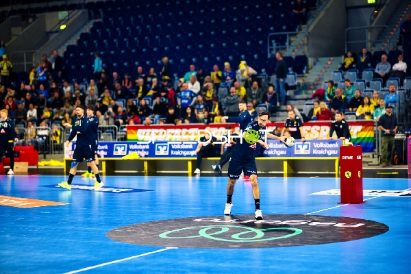Ein Spieler der Rhein Neckar Löwen wirft den Ball.