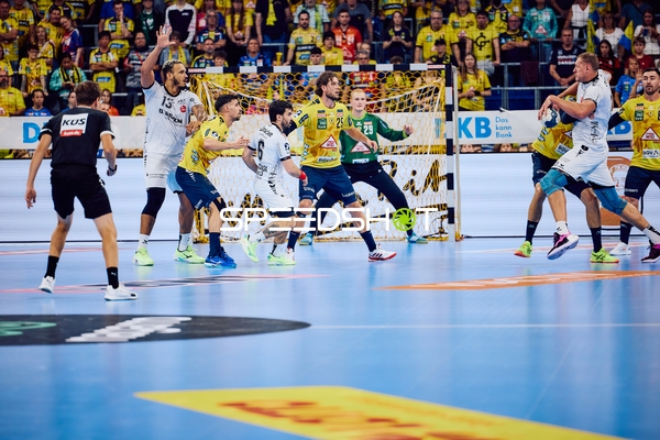 Angriff von MT Melsungen gegen die Abwehr von Rhein Neckar Löwen