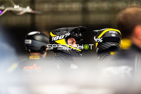 Teammitglieder in der Boxengasse