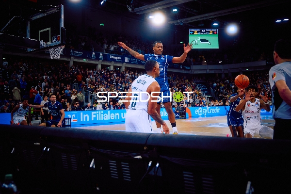 Ein Spieler der MLP Academics Heidelberg mit der Nummer 0 ist in Offensivaktion gegen Brose Bamberg.