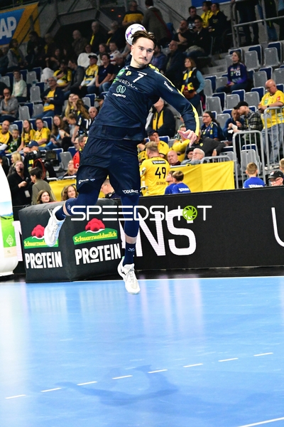 Robert Timmermeister spielt den Ball mit dem Kopf