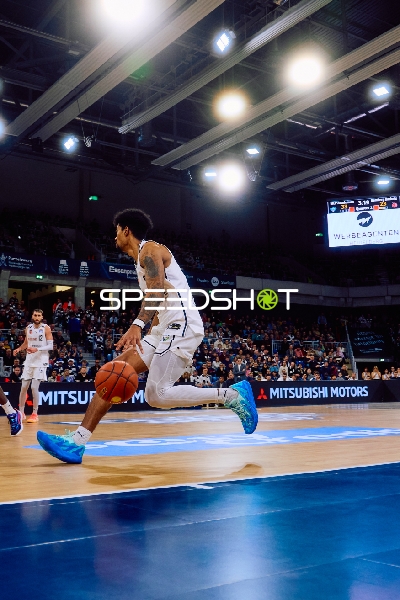 Dribbling eines Spielers in Richtung Korb