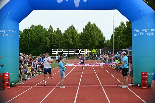 Läufer erreichen Zielband