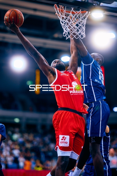 Spektakulärer Dunk von Syntainics MBC gegen MLP Academics