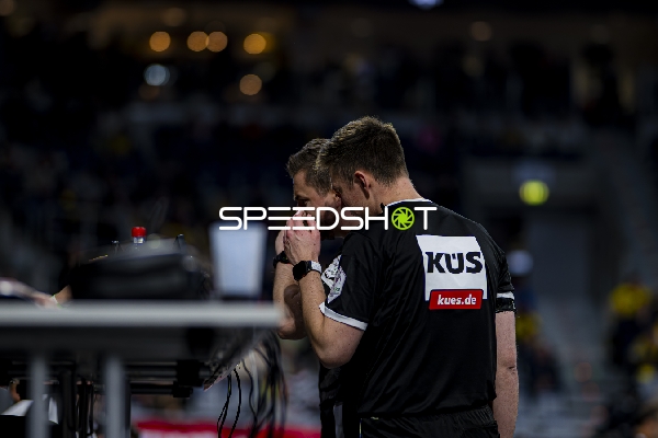 Schiedsrichter im Gespräch