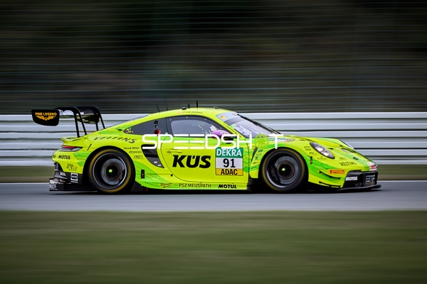 Rennfahrzeug auf der Rennstrecke