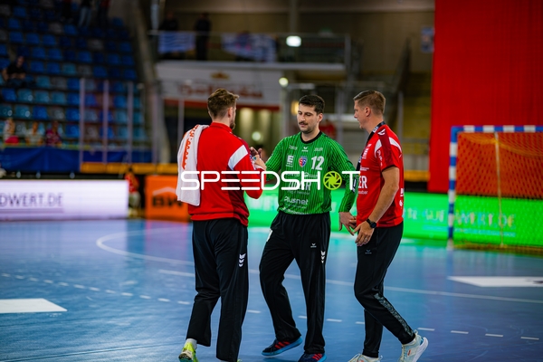 Filip Baranasic (12; SG BBM Bietigheim) im Gespräch mit Trainern