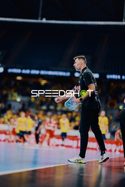 Ein Trainer in Aktion auf der Spielfeldseite