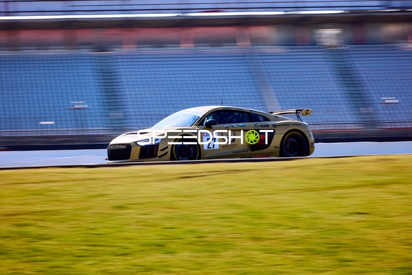 Rennauto Nummer 27 in voller Fahrt