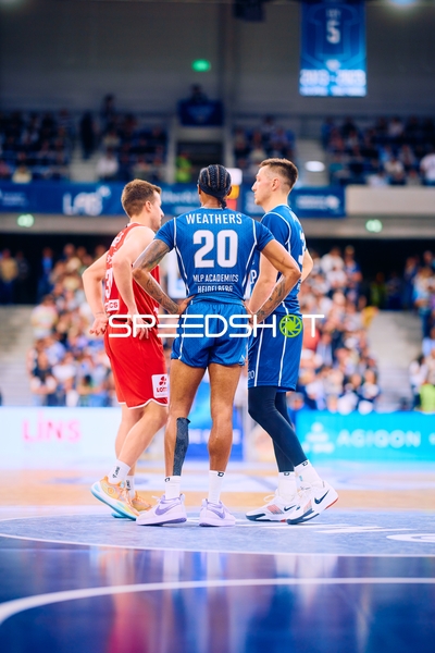 Spannung auf dem Spielfeld bei MLP Academics vs. Syntainics MBC