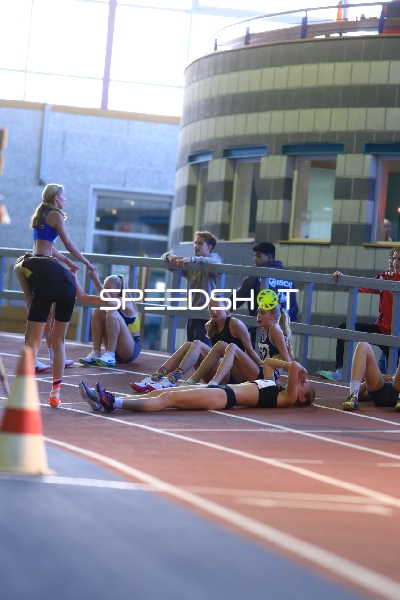 Athletinnen mit Startnummern 95 und 63 auf der Laufbahn