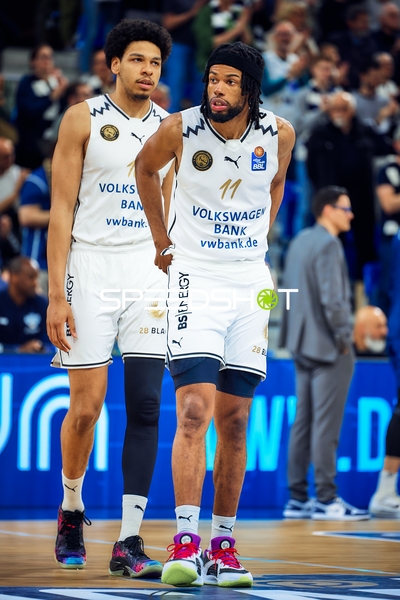 Chavares Alexander Flanigan (11, Basketball Löwen Braunschweig) und Luca Joe Ewelt (9, Basketball Löwen Braunschweig) warten