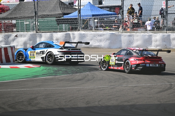 Zwei Rennfahrzeuge auf der Rennstrecke