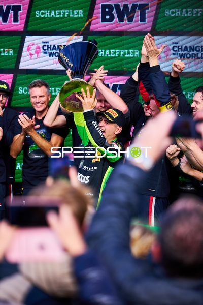 DTM Finale: DTM 2025 (90): Ayhancan Güven mit Pokal