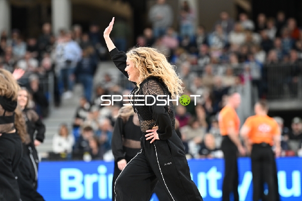 Basketball-Szene mit Cheerleadern