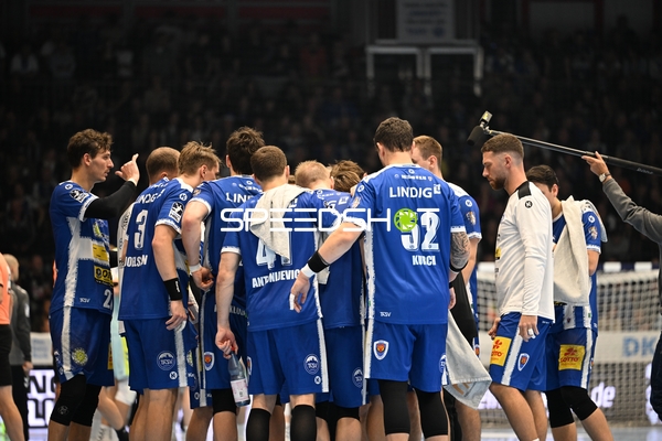 Mannschaftskreis mit Oskar Joelsson (3; ThSV Eisenach) und Co.