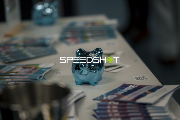 Flyer und Sparschwein auf Tisch