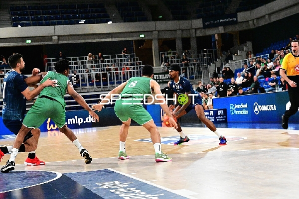 Zweikampf zwischen Michael Weathers (20; MLP) und Behnam Yakhchali Dehkordi (8; Gladiators Trier)