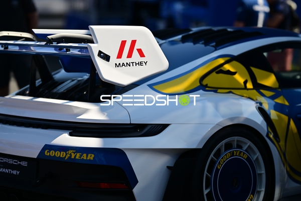 Rennfahrzeug in der Boxengasse