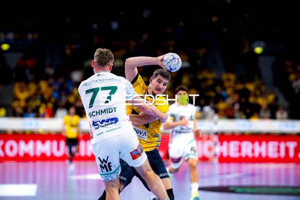 Zweikampf zwischen Halil Jaganjac (45; Rhein Neckar Löwen) und David Schmidt (77; FAG)