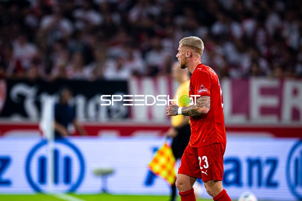 Spieler Louis Oppie (23; FC St. Pauli) in Aktion