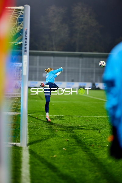 Torwart Laura Dick (1; TSG Hoffenheim Frauen) in Aktion