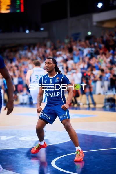 defensive stance DJ Horne (0;MLP Academics Heidelberg)