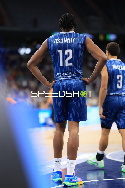 Szene mit Osun Osunniyi (12; MLP Academics Heidelberg) und Kevin McClain (3; MLP Academics Heidelberg)