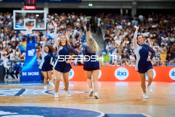 Cheerleader tanzen auf Court