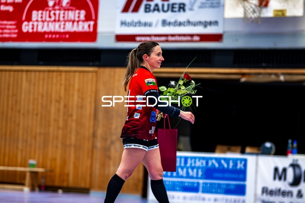 Spielerin mit Blumen und Geschenk