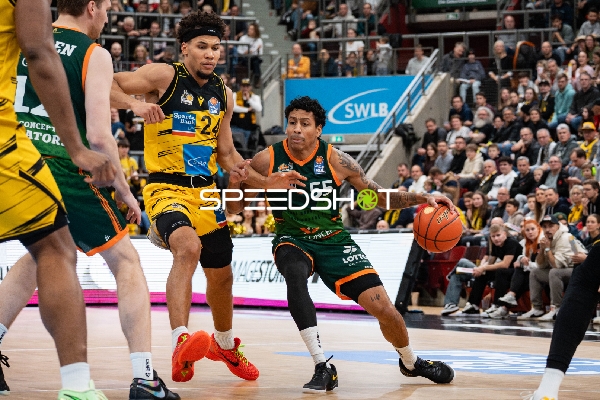 Brandon Tischler (24; MHP Riesen Ludwigsburg) und Eli Brooks (55; Gladiators Trier) in Aktion