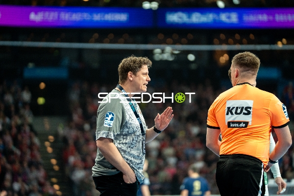 Trainer und Schiedsrichter im Gespräch