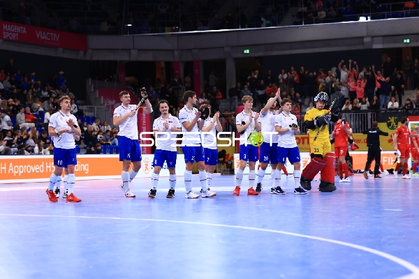 Quentin HALFMANN (10; Portugal) und Team applaudieren