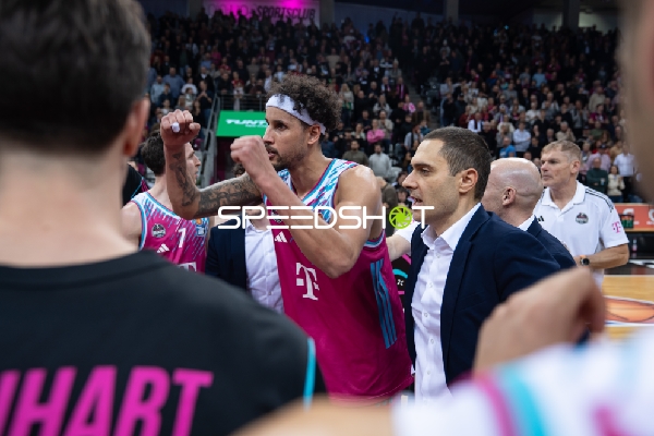 Michael Kessens (6; Telekom Baskets Bonn) und Marko Stankovic (999; Telekom Baskets Bonn) nach dem Sieg.